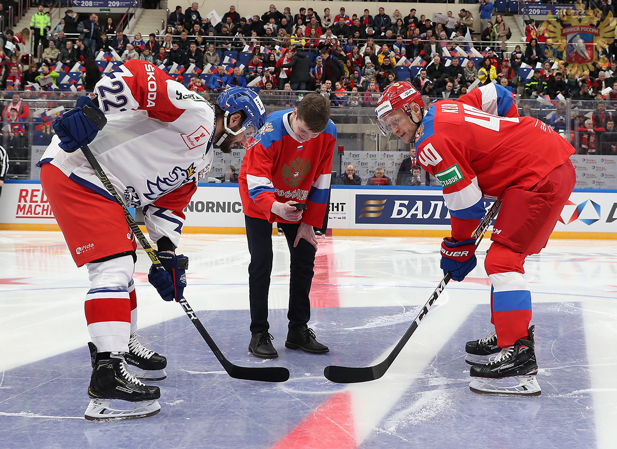 Линия хоккей сегодня. Хоккей. Хоккей Россия. Хоккей с шайбой в России. Хоккей Россия с Кубком.